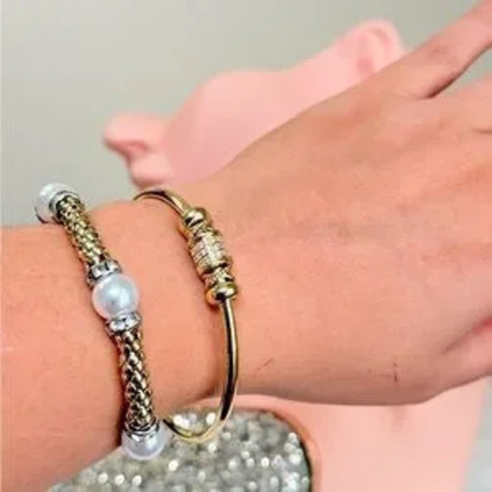 ?? Elegant Gold Bangle Bracelet